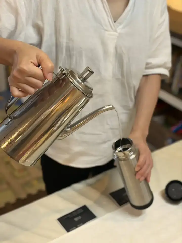 マイボトルへ水を給水する場面
