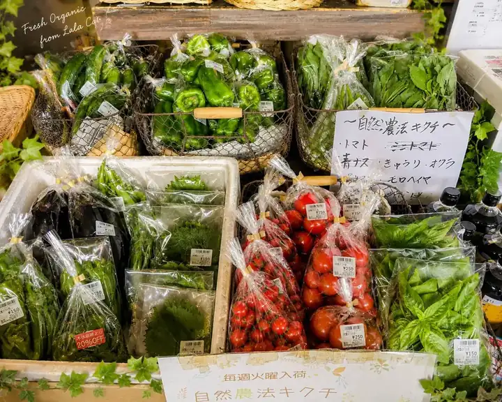 店頭に並ぶ地元の野菜と旬の食材