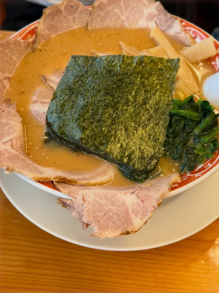 のりとチャーシュー、ほうれん草がのった豚骨醤油ラーメン