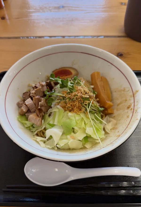 キャベツとチャーシュー、味玉、メンマをのせた混ぜそば