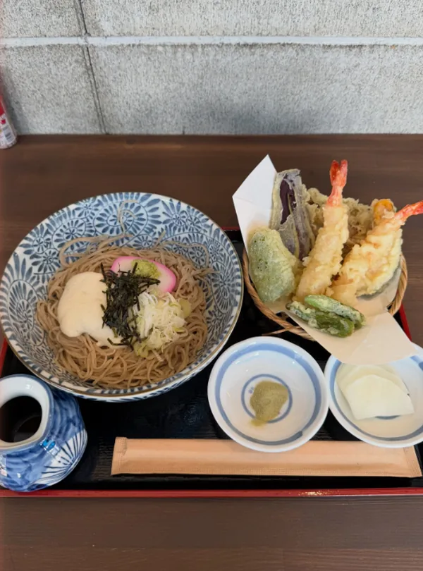 藍色の器に盛ったとろろそばと、海老や野菜の天ぷら