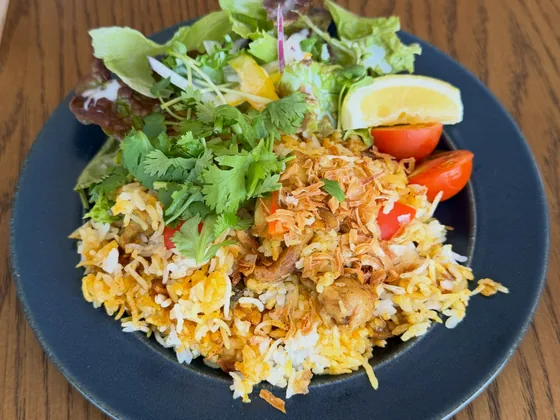 パクチーとフライドオニオンをのせた、スパイスの香るごはんとサラダのプレート