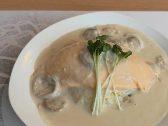 牡蠣のクリームソースをかけたオムライス