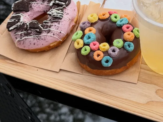 ピンクのチョコとカラフルなシリアルのドーナツ、ゼリードリンク