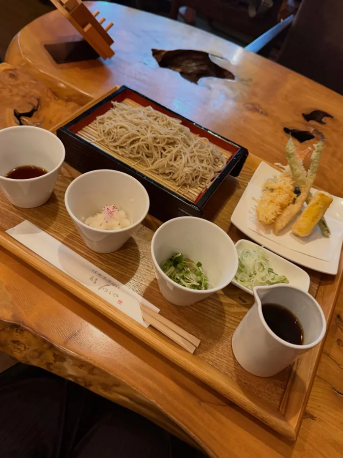 せいろのそばと天ぷら、薬味の小鉢が並ぶ膳