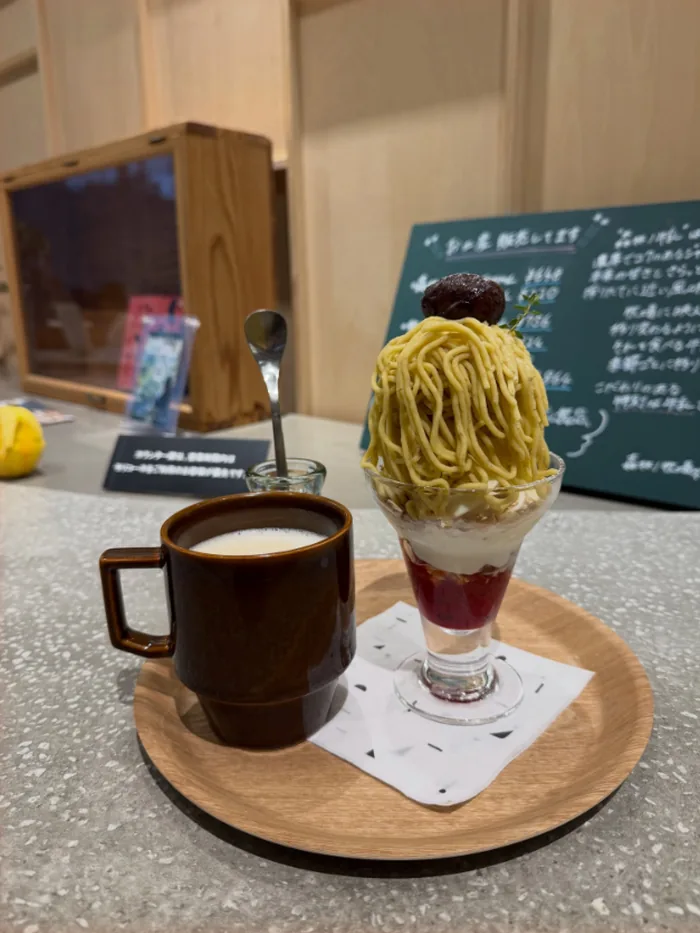 栗のクリームを絞ったパフェと、マグカップのコーヒー