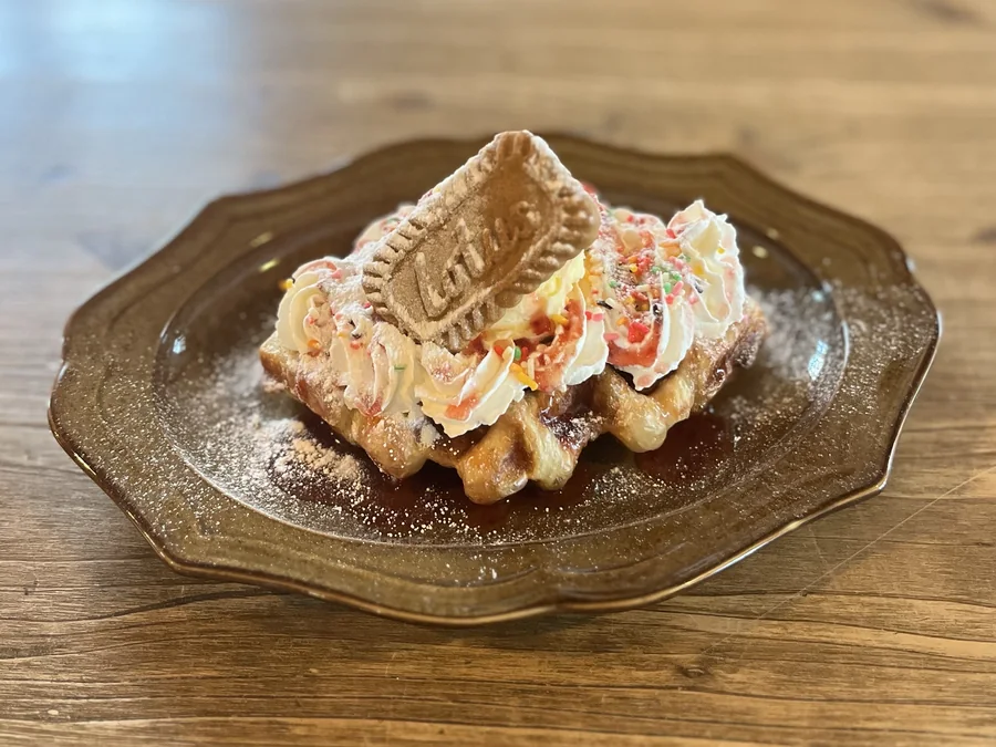 生クリームとビスケットをのせたクロッフル