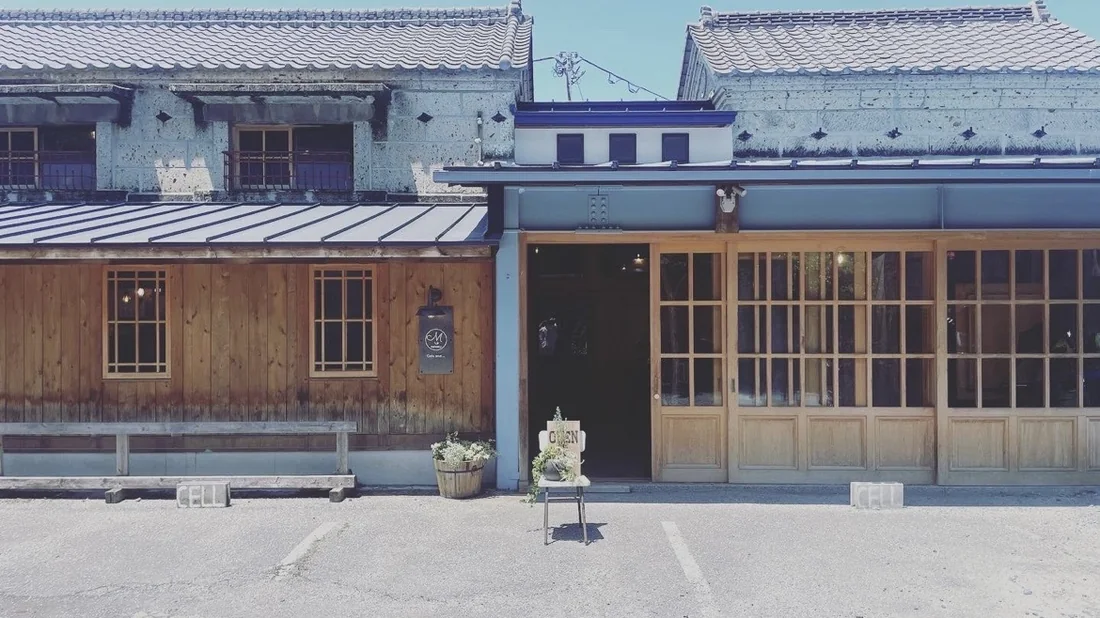 369miroku Cafe and… が入る蔵造りの建物の外観