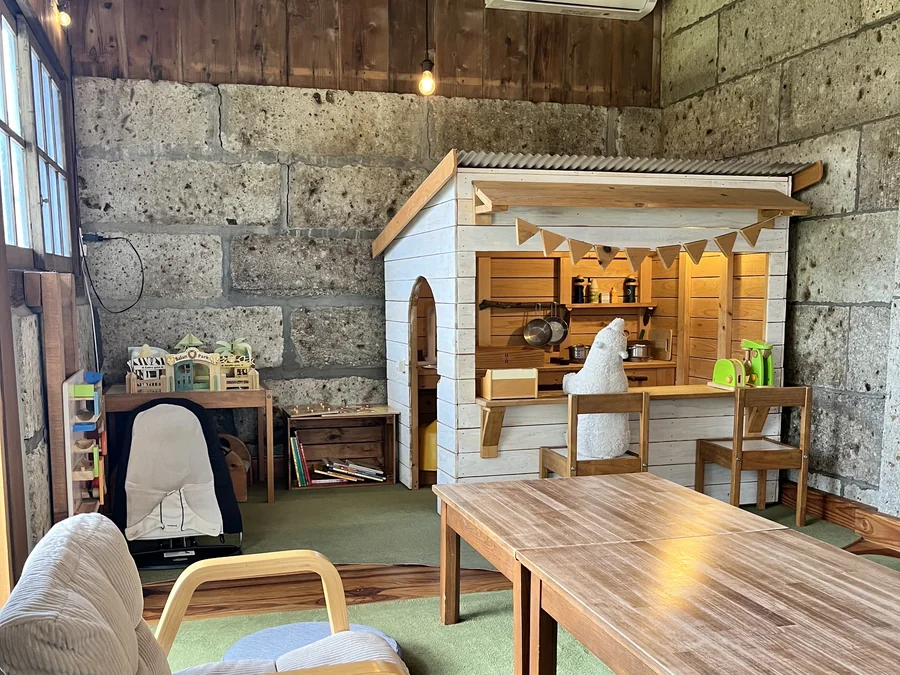 木製の小屋とお座敷のある部屋