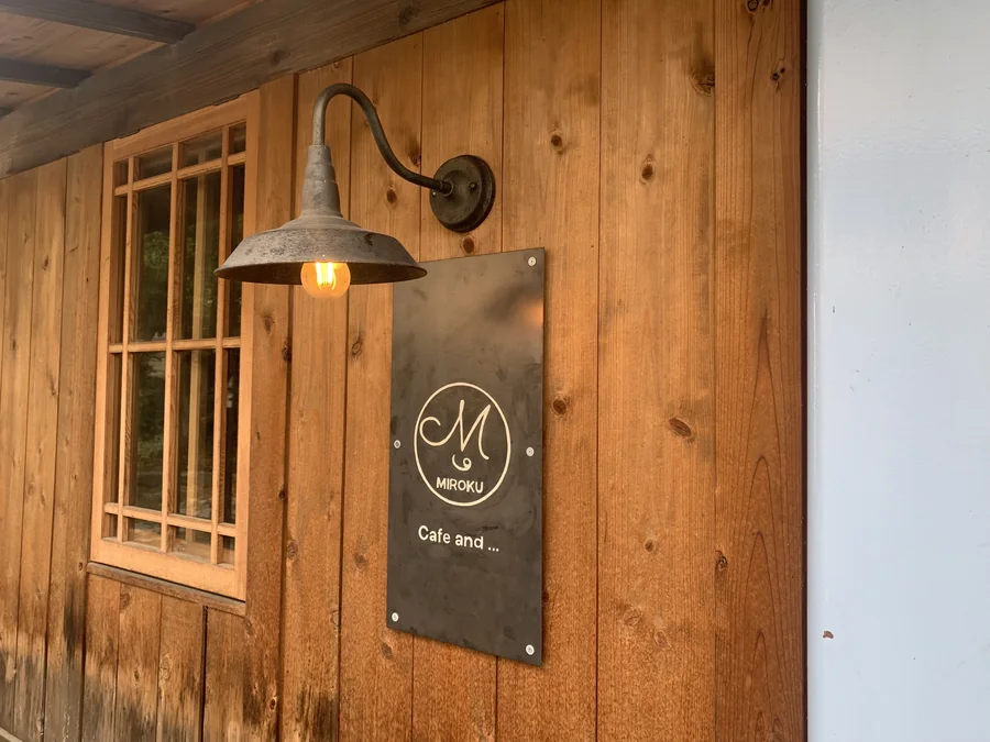 369miroku Cafe and… の店舗サイン
