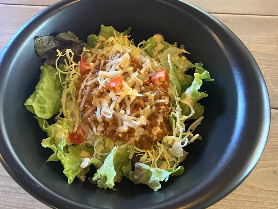 野菜とチーズをたっぷりのせたオリジナルタコライス