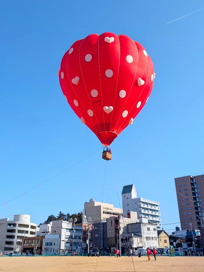青空に浮かぶ、いちごの形の気球