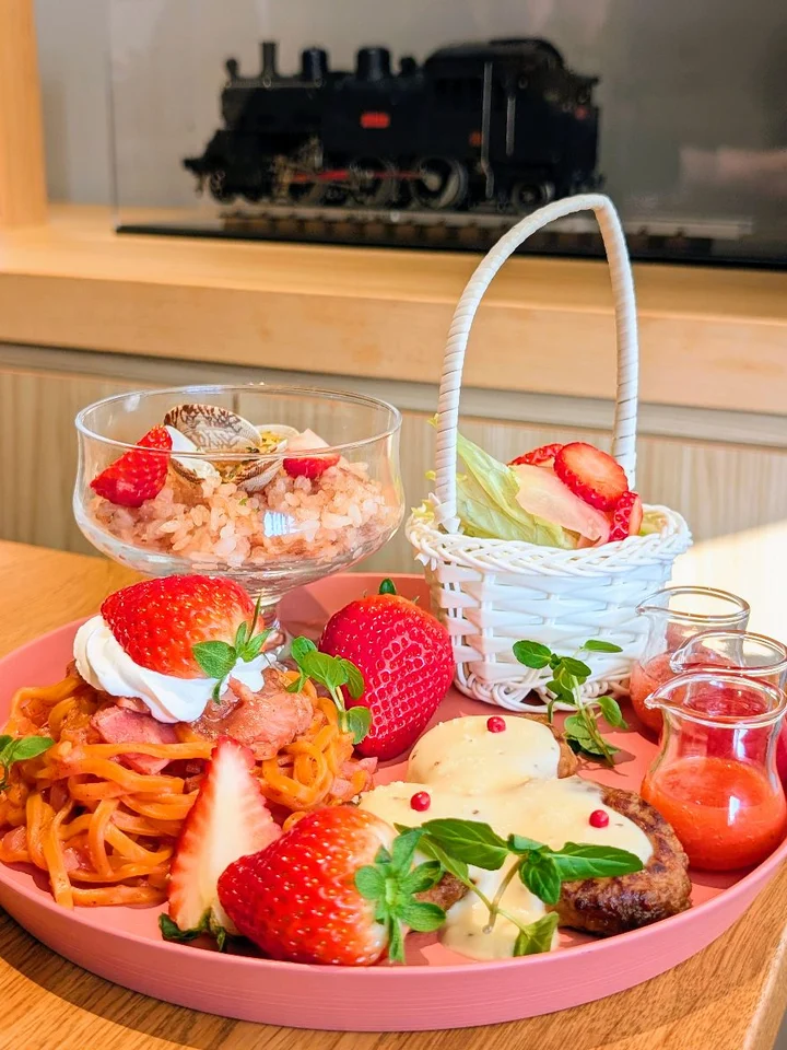 いちごを添えたパスタとハンバーグのワンプレート
