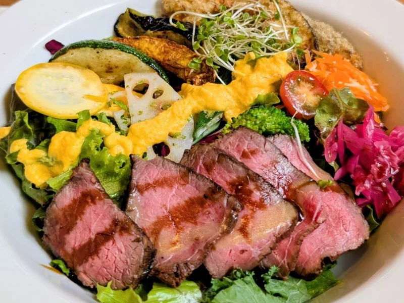 ローストビーフと焼き野菜をのせたサラダボウル