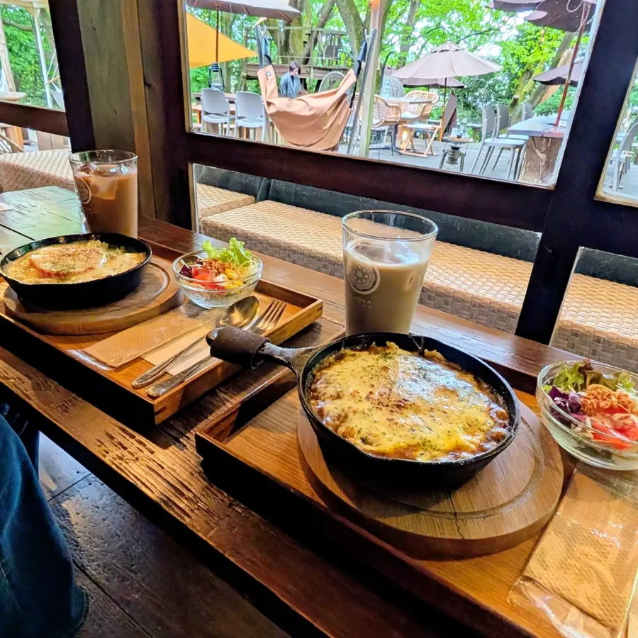 窓から緑が見えるカフェのテーブル