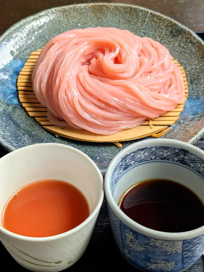 ピンク色の麺と、つゆの入った器