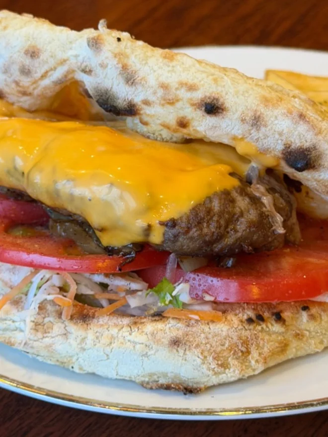 窯で焼いた生地に、チーズとハンバーグ、トマトを挟んだピッツァバーガー