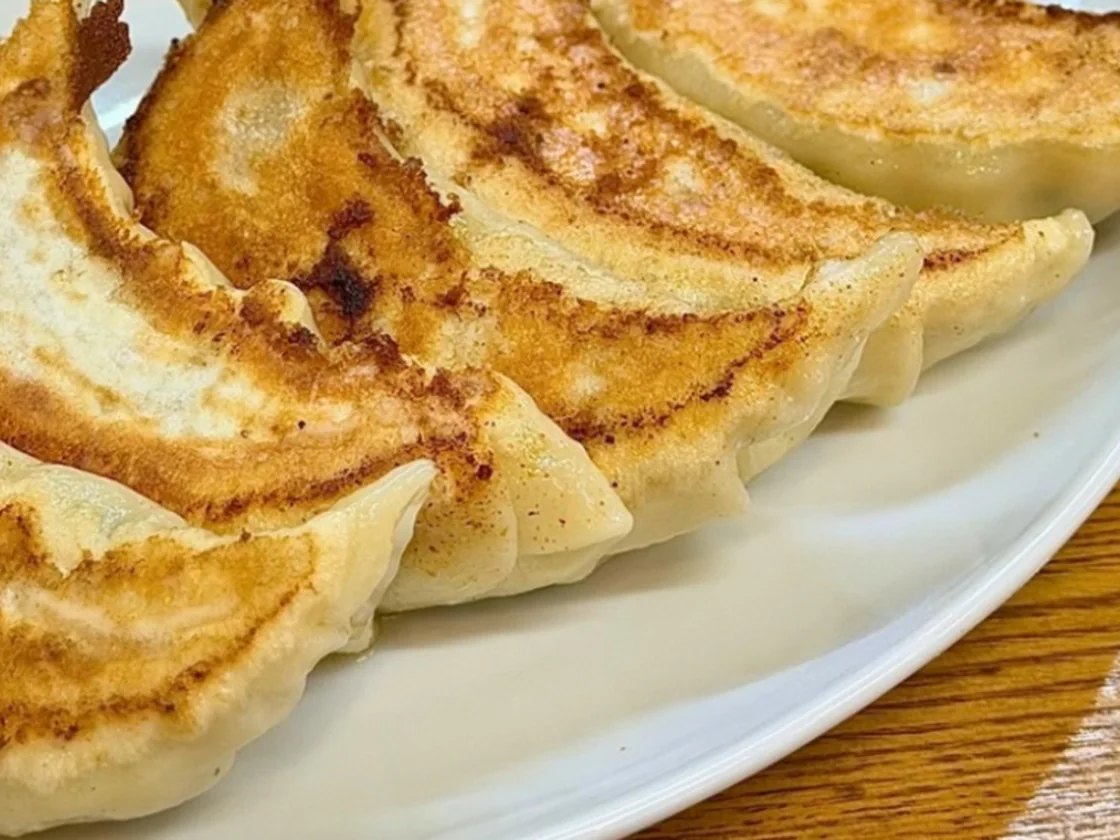 こんがりと焼き色のついた、大きな餃子が並ぶ皿