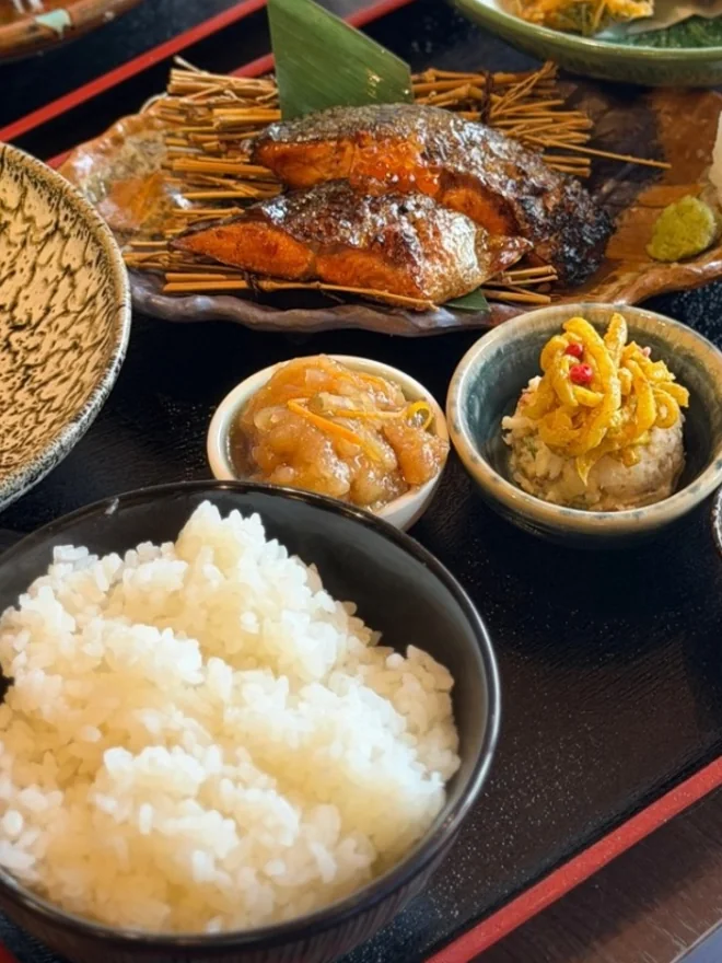 焼き魚とごはん、小鉢がのった和の膳