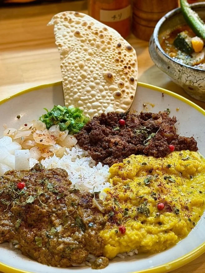 ポークとキーマ、豆のカレーを盛り合わせたスパイスカレーと、パパド
