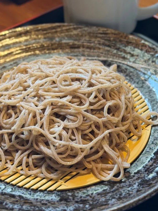 竹のすのこに盛った、細切りのせいろそば