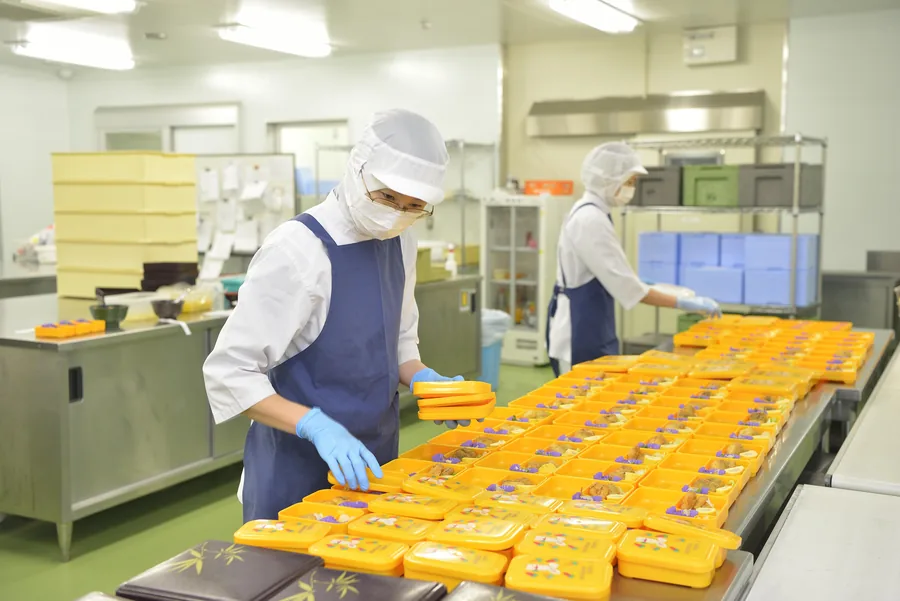 収穫物が弁当・給食になる詰め作業