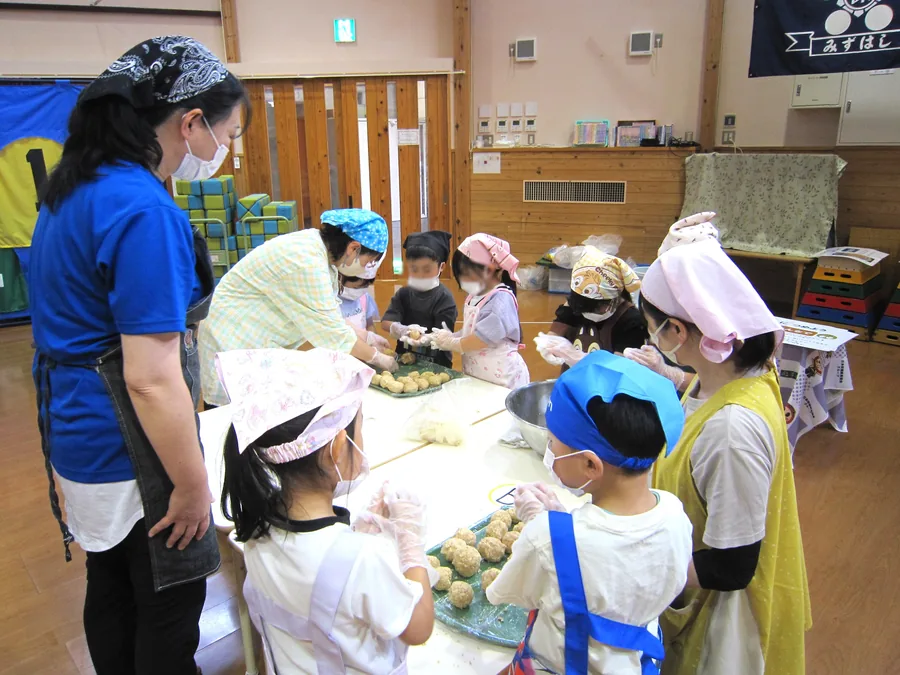 園で行われた食育の時間。子どもたちが大豆を観察する