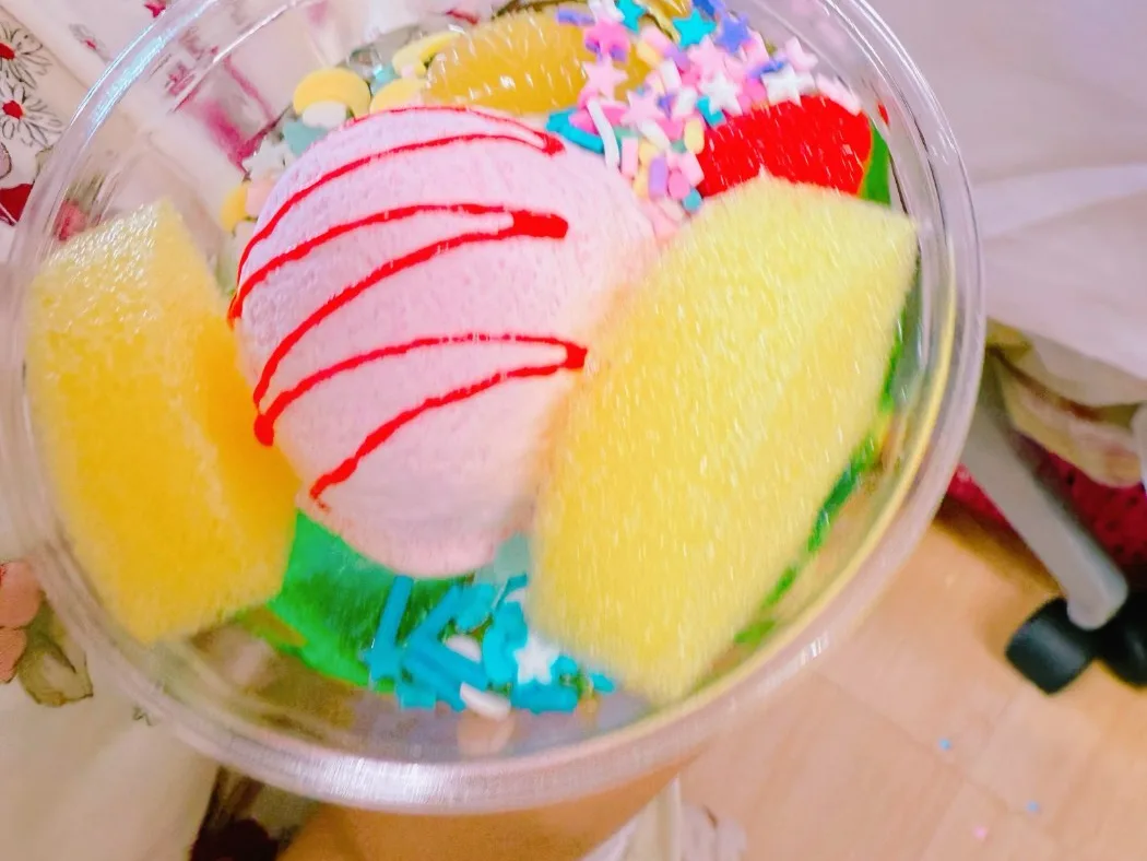 アイスや果物のパーツで飾ったスライムパフェ