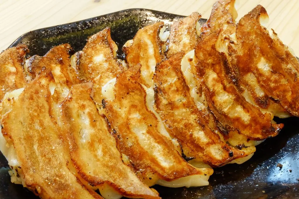 焼き目のついたオリオン餃子が皿に並ぶ