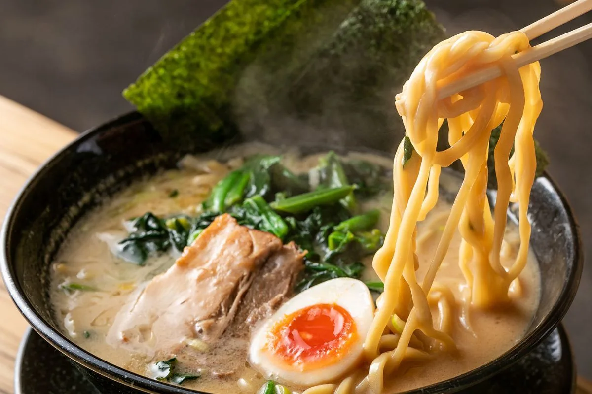 オリオン餃子の豚骨醤油ラーメン。海苔とほうれん草、チャーシュー、味玉