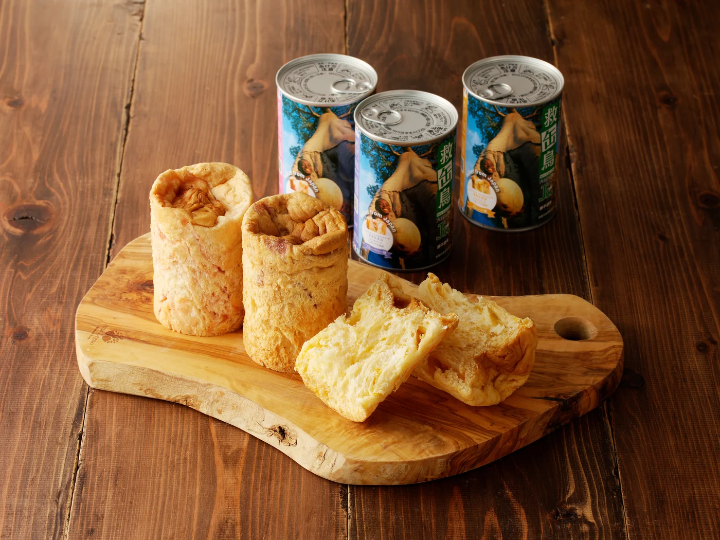 救缶鳥の缶3本と、缶から取り出した柔らかいパン