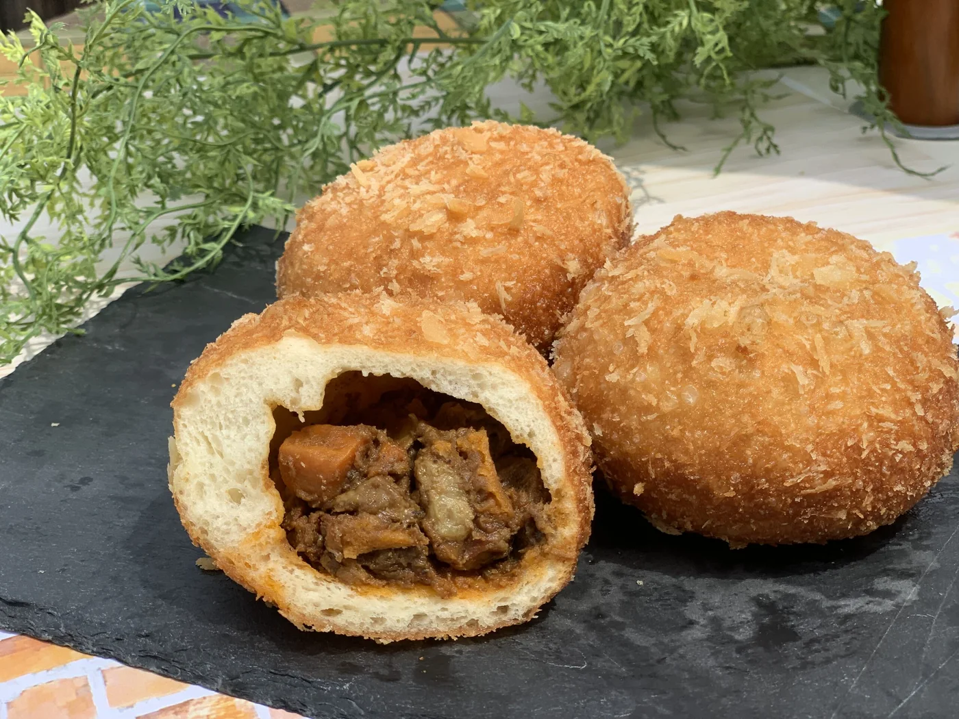 自家製カレーパンの断面。ごろっとした牛肉と野菜のカレー