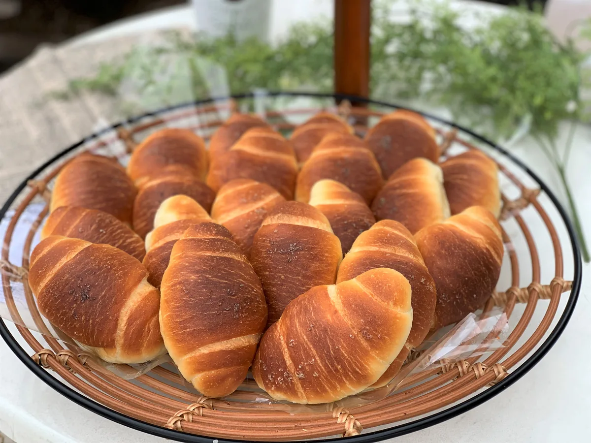 かごに盛られた焼き上がりのパン