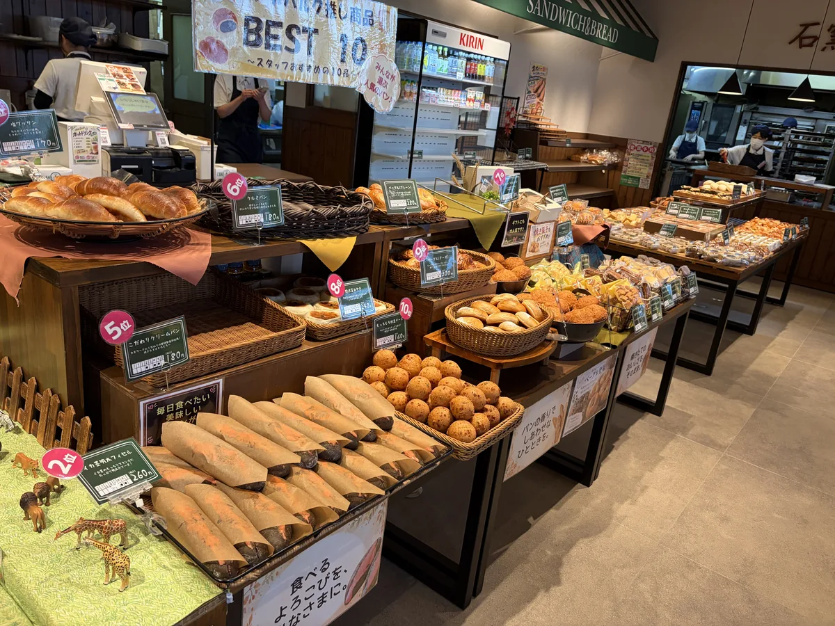 たくさんのパンが並ぶ本店の売場