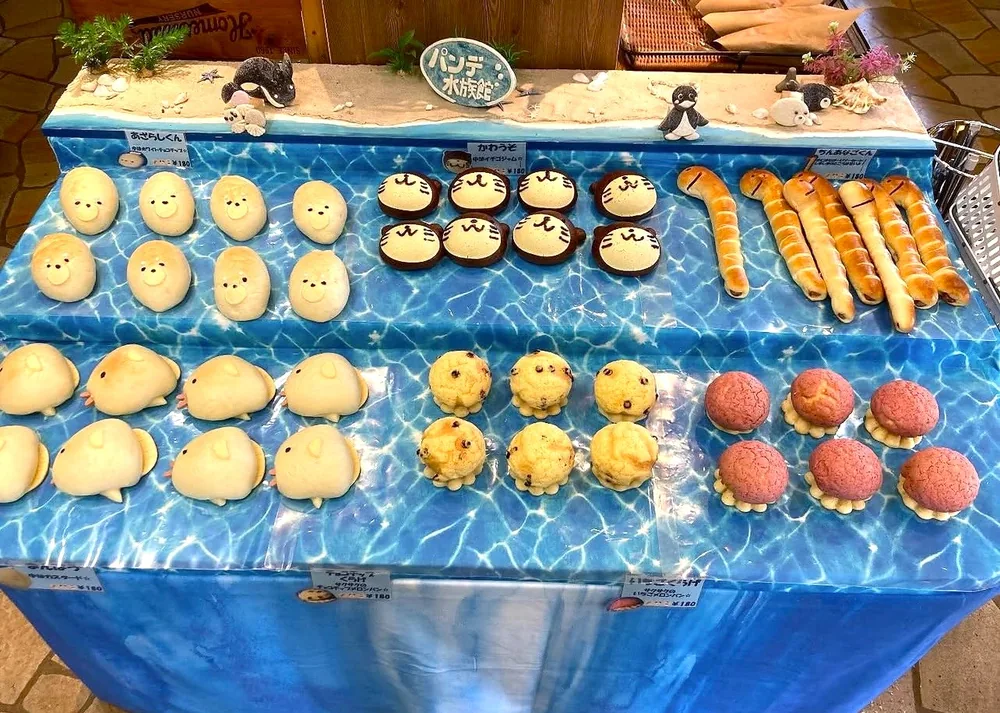 「パンデ水族館」の棚に並ぶ、海の生き物をかたどったパン