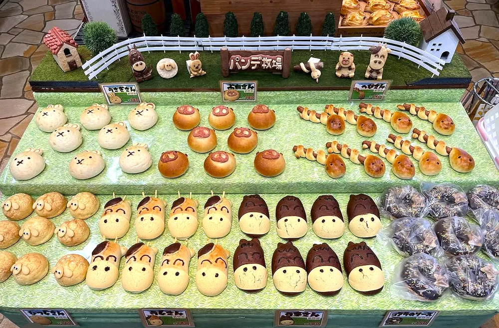 「パンデ牧場」の棚に並ぶ、動物の顔をした子ども向けのパン