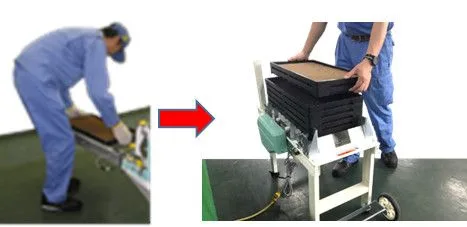 積み重ねた苗箱を機械から取り出す作業の様子