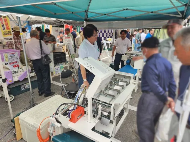 展示会に出展したスズテックのブースと農業機械