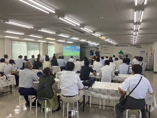 工場見学で会社と製品について説明する様子