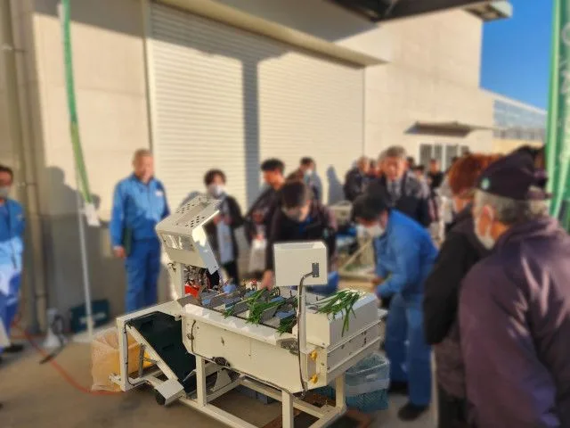 ニラ生産振興大会で機械の実演を行うスズテック