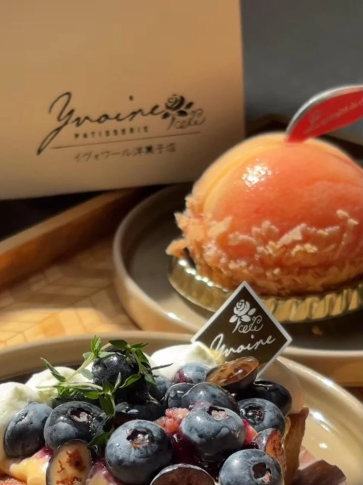艶やかな桃のケーキ。たべごんがリールで紹介した宇都宮のケーキ店の一品