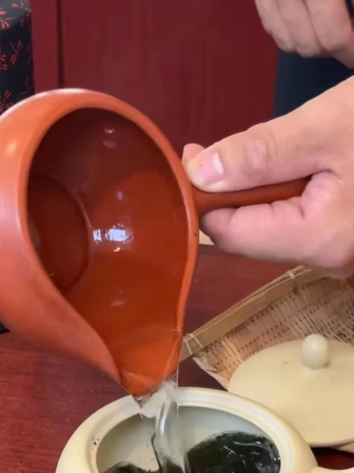 急須にお湯を注ぐ手元。たべごんが話を聞いた宇都宮の老舗茶屋で