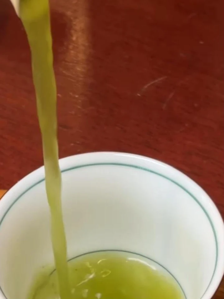 湯呑みに注がれる緑茶。たべごんが訪れた宇都宮の老舗茶屋で