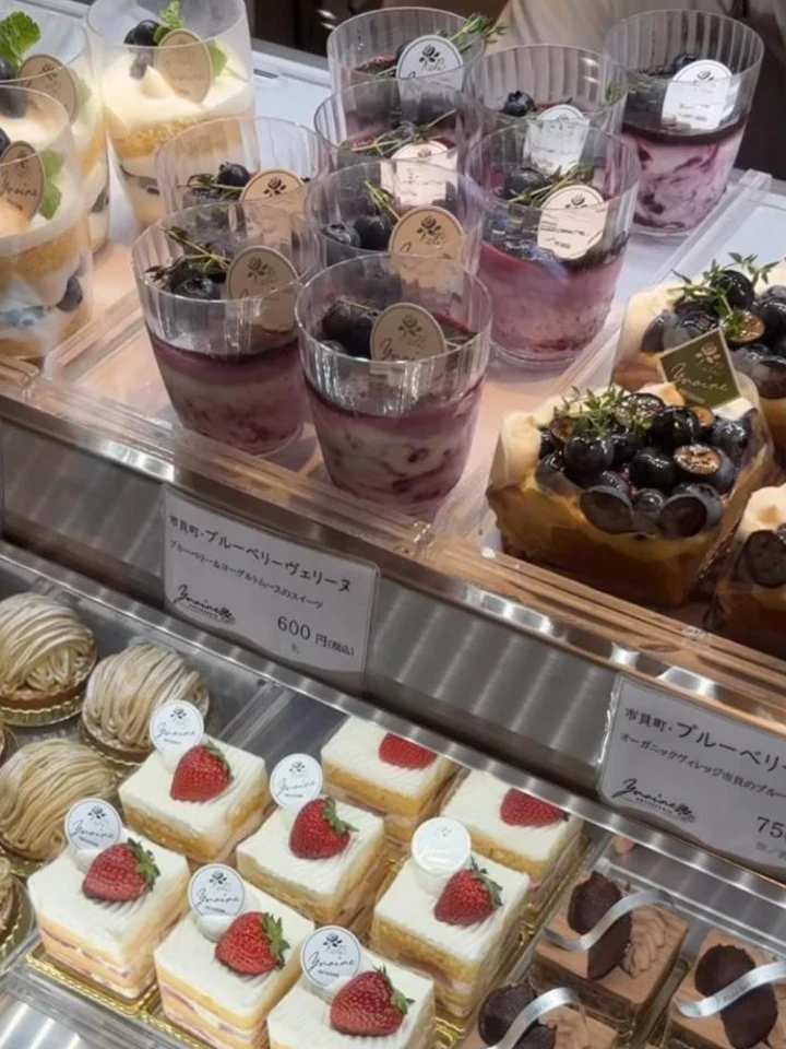 ショーケースに並ぶケーキとグラススイーツ