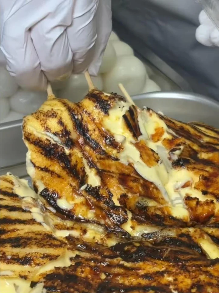 焼き目をつけたばかりのカスタード団子