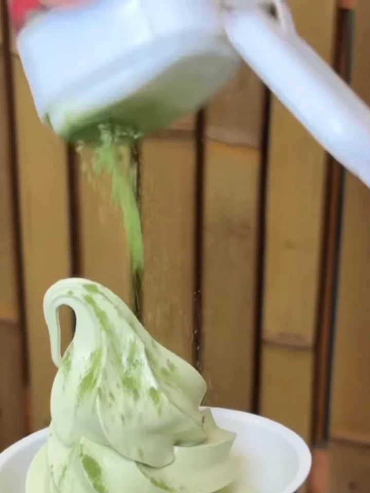 抹茶をふりかけた、抹茶のソフトクリーム