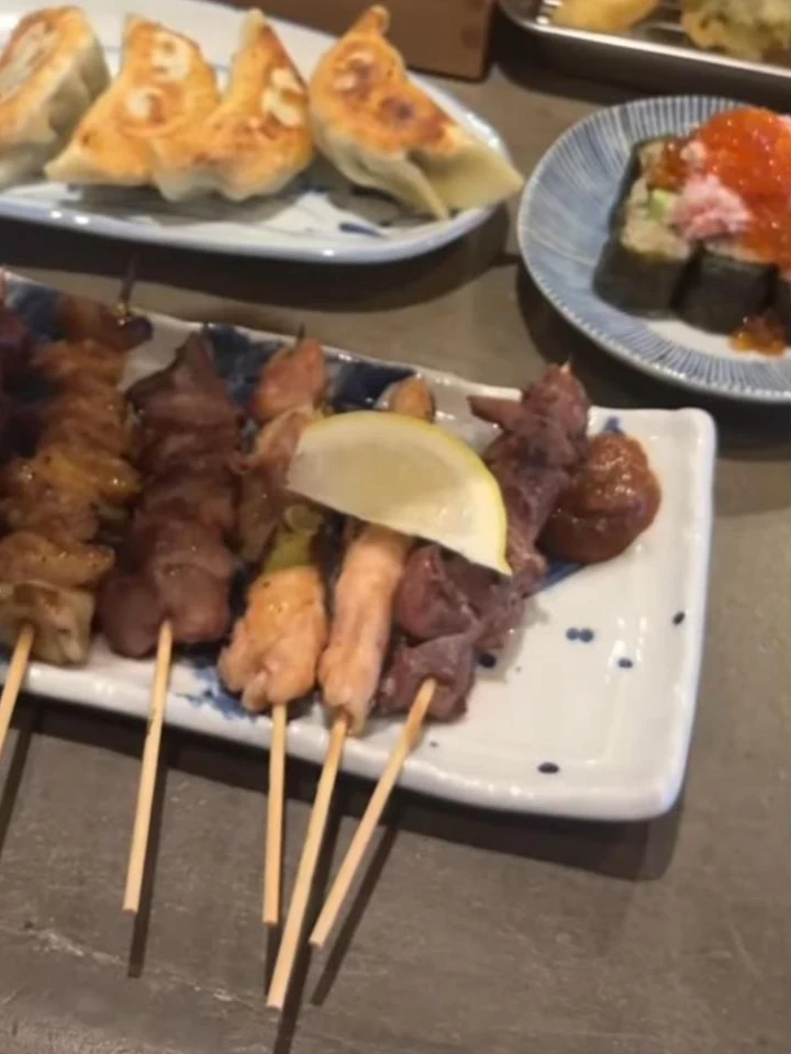 焼き鳥と餃子、海鮮が並ぶ駅前の大衆酒場のテーブル
