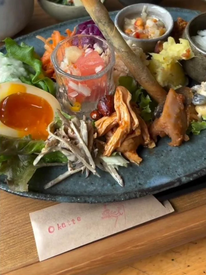 彩りのよい前菜を盛り合わせたランチプレート