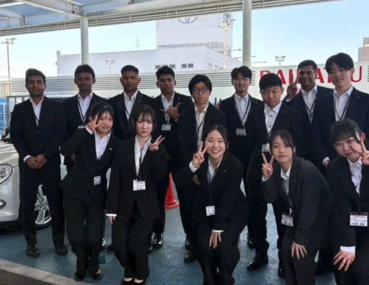 スーツ姿で並ぶ栃木ダイハツの新入社員