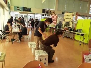 店舗で運動講座に参加する人たち